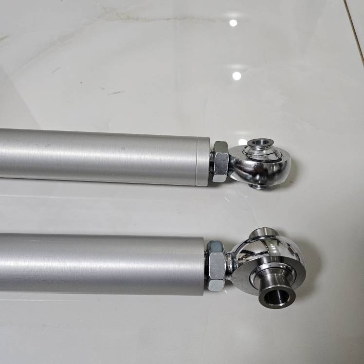 Radius rods ends